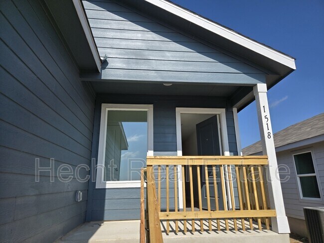 1518 Tiptop Mdw in New Braunfels, TX - Building Photo - Building Photo