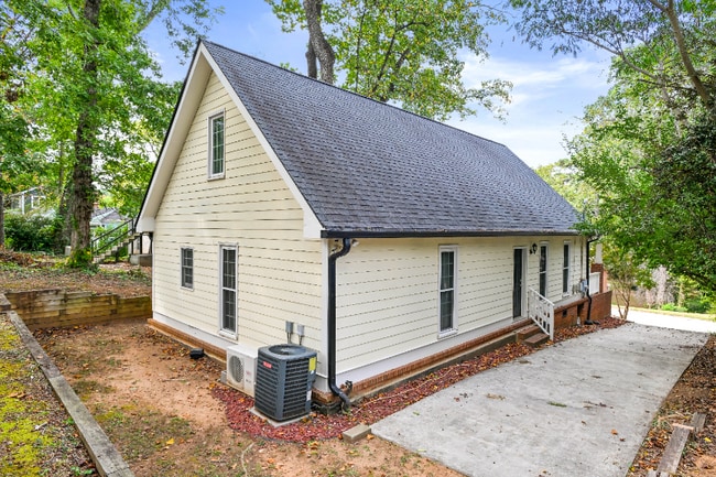 1058 Jefferson Ave in East Point, GA - Building Photo - Building Photo