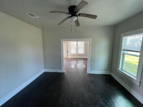 724 Orange Ave in Port Arthur, TX - Foto de edificio - Building Photo