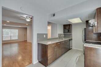 4525 Gilbert Ave, Unit 207 in Dallas, TX - Foto de edificio - Building Photo