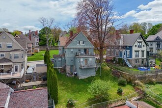 406 June St in Fall River, MA - Foto de edificio - Building Photo