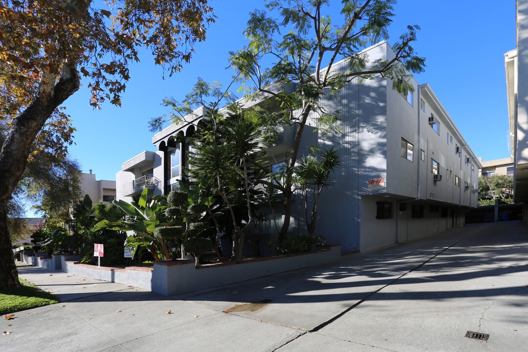 725 N Sweetzer Ave in West Hollywood, CA - Building Photo