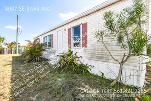 8087 SE Swan Ave in Hobe Sound, FL - Building Photo
