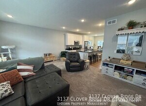 3137 Clover Ridge Dr in Chaska, MN - Foto de edificio - Building Photo