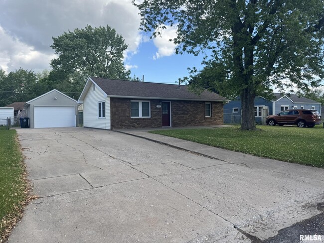 property at 2015 Ridgeview Dr