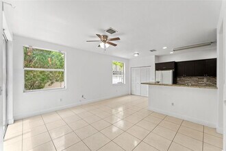 10819 NW 51st Ln in Doral, FL - Building Photo - Building Photo
