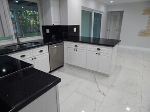8301 Wilton Dr in West Palm Beach, FL - Building Photo - Building Photo