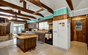 1010 Country Oaks Dr in Luling, TX - Building Photo - Building Photo