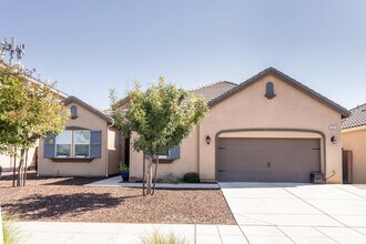 2227 N Highland Ave in Clovis, CA - Building Photo - Building Photo