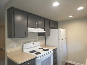 7911 236th St SW, Unit Apt B in Edmonds, WA - Foto de edificio - Building Photo