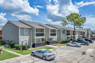 Royal Wildewood Manor Apartments in Clute, TX - Building Photo - Building Photo