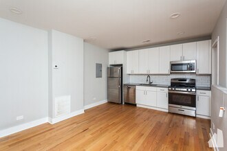 2437 N Ashland Ave, Unit CH in Chicago, IL - Building Photo - Building Photo