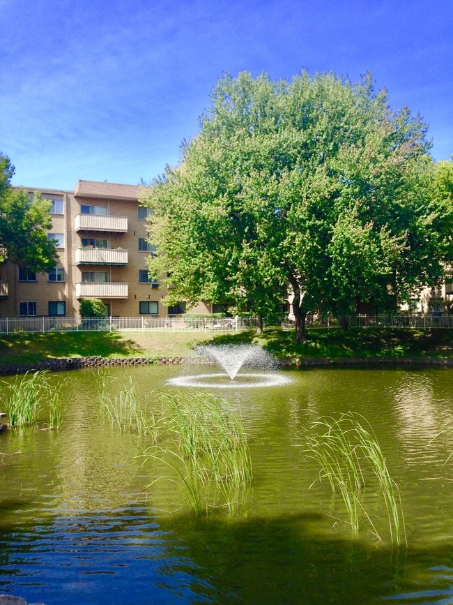 290 N Westgate Rd, Unit 409 in Mount Prospect, IL - Building Photo - Building Photo