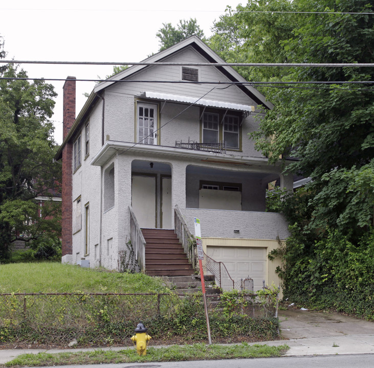 3570 Vine St in Cincinnati, OH - Foto de edificio