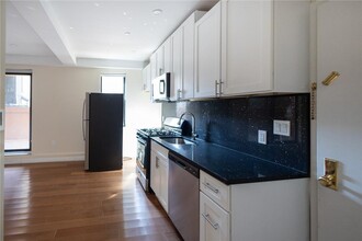 402 W 50th St in New York, NY - Building Photo - Building Photo