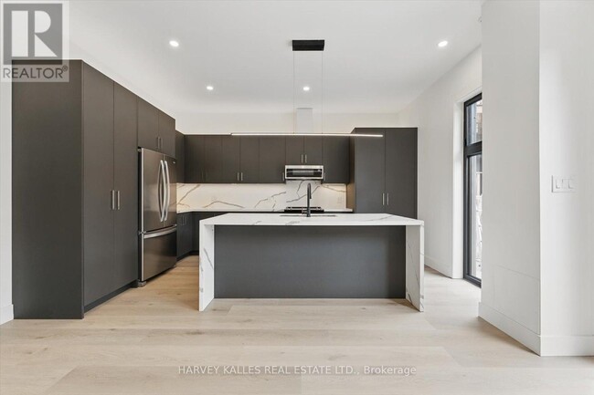 1064 Dufferin St in Toronto, ON - Building Photo - Building Photo