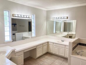 7615 Shady Villa Walk in Houston, TX - Foto de edificio - Building Photo