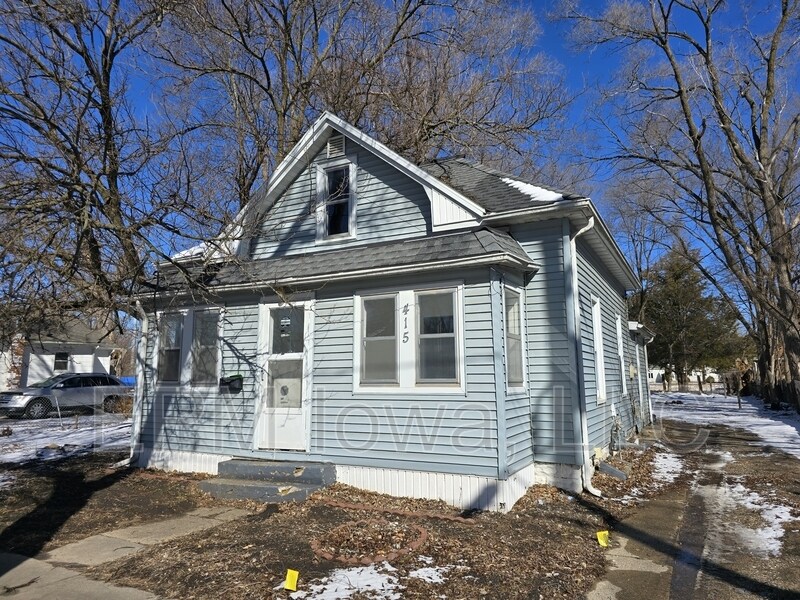 415 Adams St in Waterloo, IA - Building Photo