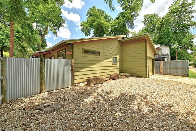 1217 Holly St in Austin, TX - Building Photo - Building Photo