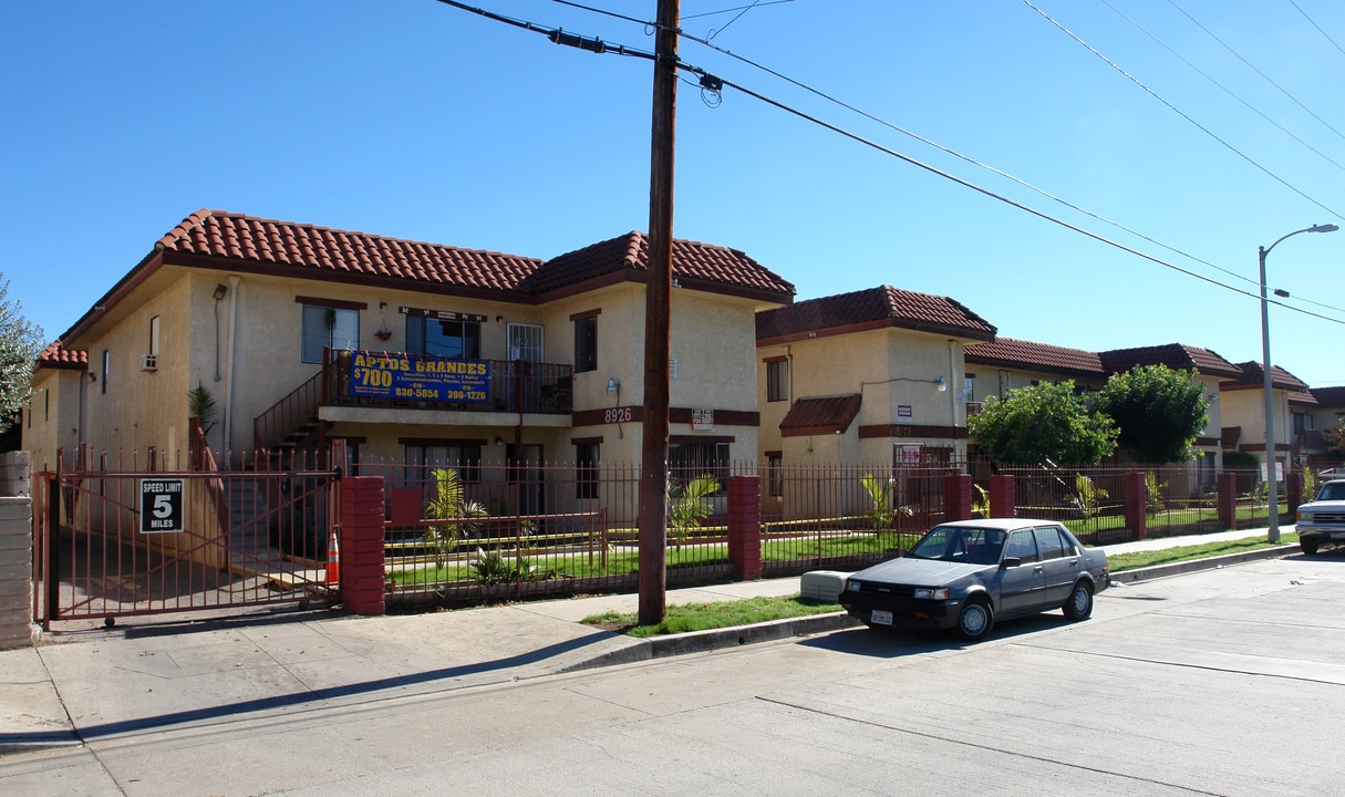 Burnet Apartments in North Hills, CA - Foto de edificio