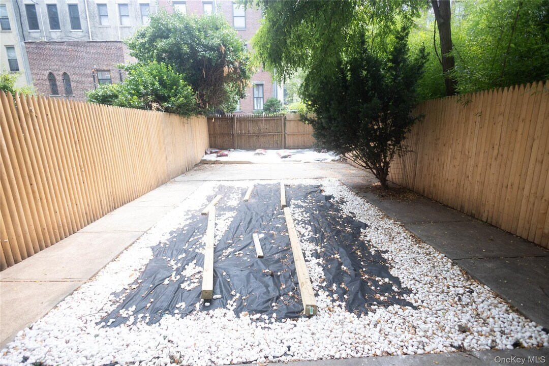 160 W 132nd St in New York, NY - Building Photo