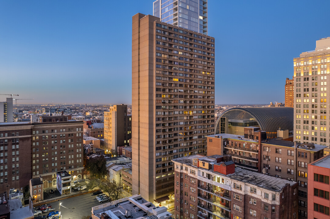 Center City One in Philadelphia, PA - Building Photo