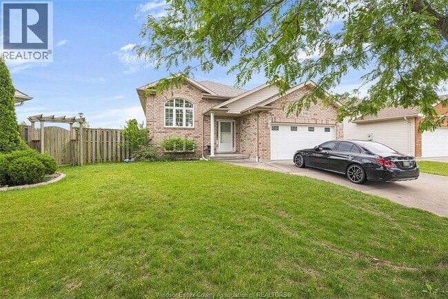 1081 Treverton Crescent in Windsor, ON - Building Photo - Building Photo