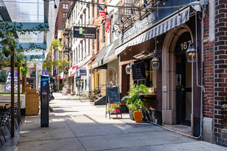 167 E 33rd St in New York, NY - Foto de edificio - Building Photo