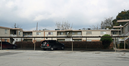 Kentwood Apartments in Houston, TX - Building Photo - Building Photo