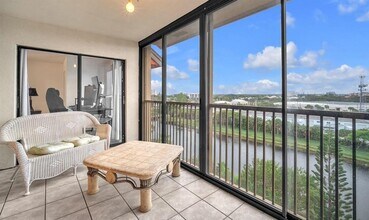 2202 S Cypress Bend Dr, Unit 903 in Pompano Beach, FL - Building Photo - Building Photo