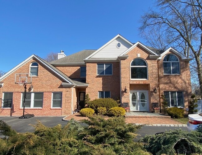 31 Constance Ct in West Islip, NY - Building Photo - Building Photo
