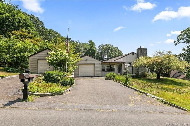 2 Horseshoe Dr in Danbury, CT - Building Photo - Building Photo