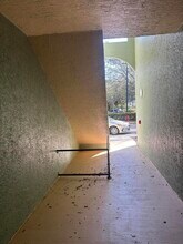 350 Crestwood Cir, Unit 106 in Royal Palm Beach, FL - Foto de edificio - Building Photo