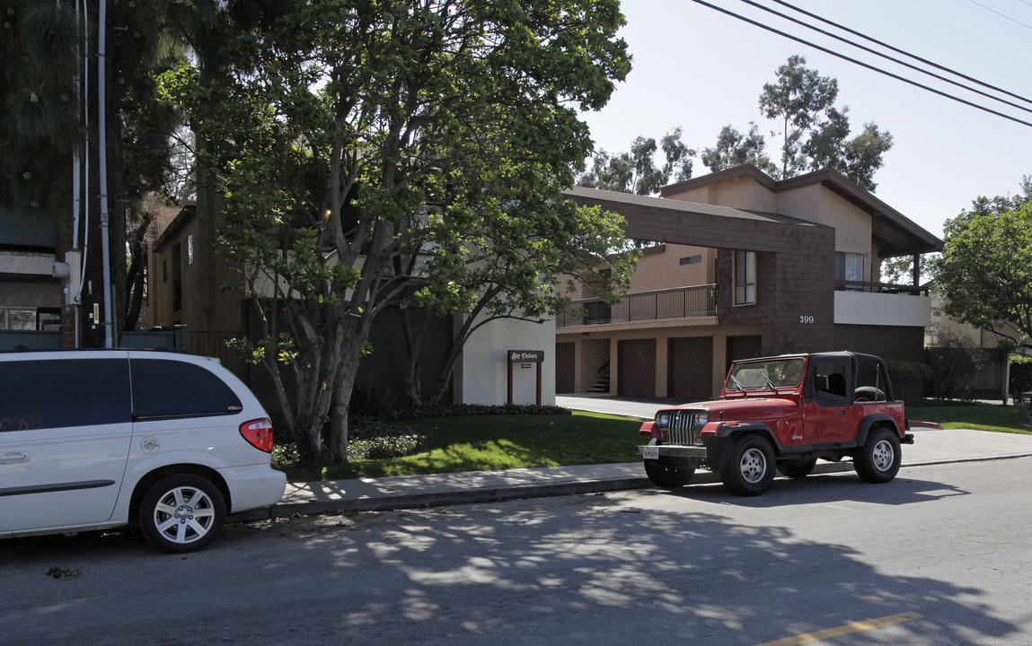 Bay Timbers Apartments in Costa Mesa, CA - Building Photo