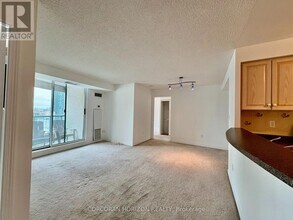 7 Lorraine Dr in Toronto, ON - Building Photo - Building Photo