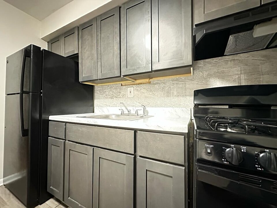 Penn Manor Apartments in Philadelphia, PA - Building Photo