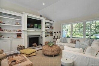 32 White Oak Ln in Westhampton Beach, NY - Building Photo - Building Photo