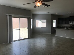 8101 Smoking Jacket Pl in Las Vegas, NV - Building Photo - Building Photo