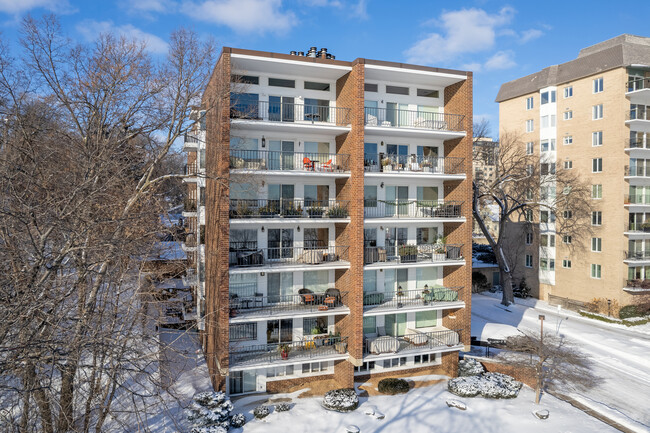 3220 W Bde Maka Ska Pky in Minneapolis, MN - Building Photo - Building Photo