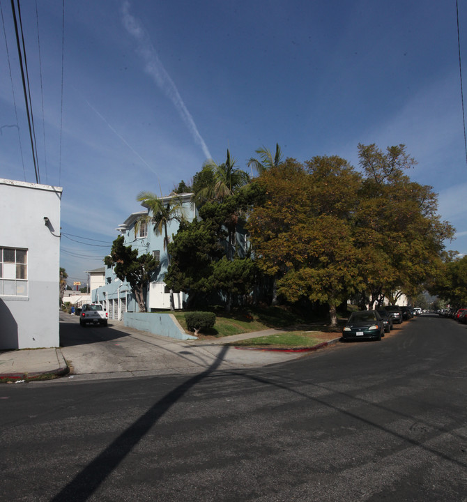 1627 Rodney Dr in Los Angeles, CA - Building Photo