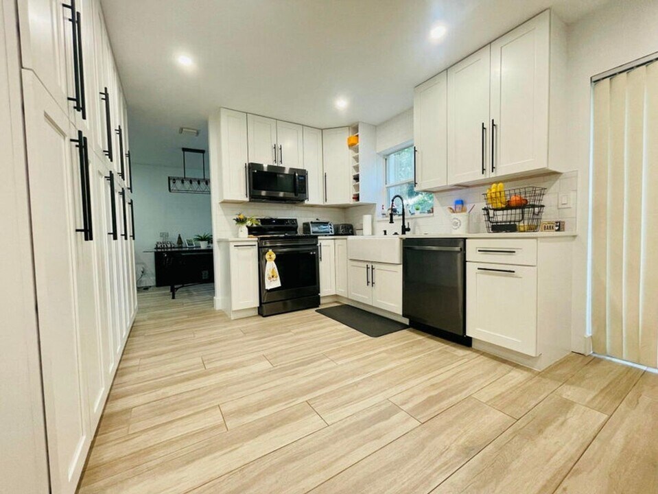 4231 NW 1st Dr in Deerfield Beach, FL - Building Photo