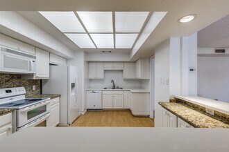 5200 Keller Springs Rd, Unit 824 in Dallas, TX - Building Photo - Building Photo