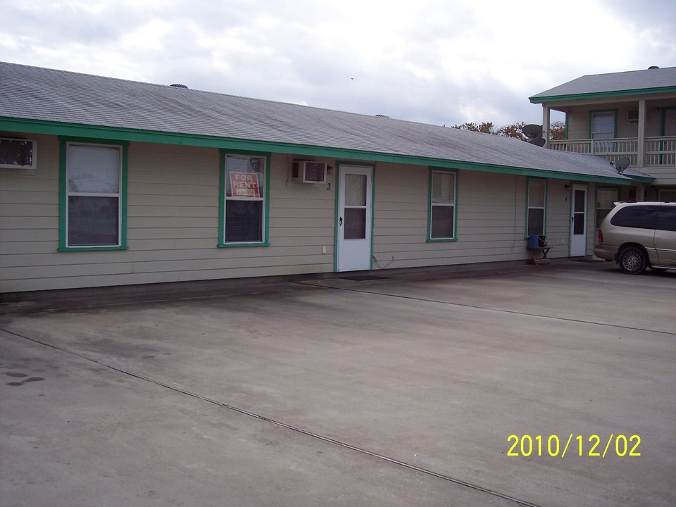 Creekside Apartments in Freeport, TX - Building Photo