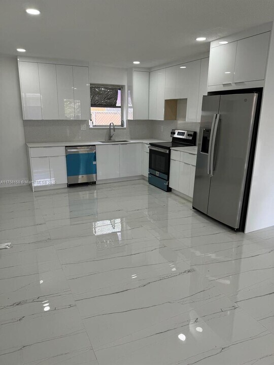 111 SW 8th Ct, Unit 2 in Hallandale Beach, FL - Building Photo