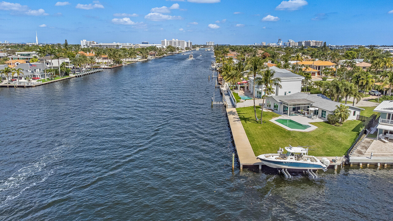 35 Castle Harbor Isle Dr in Fort Lauderdale, FL - Building Photo