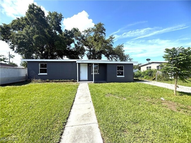 3350 Apache St in Ft. Myers, FL - Building Photo - Building Photo