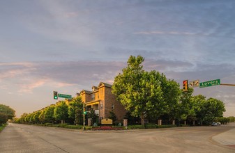 Grand Reserve in Dallas, TX - Building Photo - Building Photo