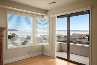 4222 Beach Dr SW, Unit #402 in Seattle, WA - Foto de edificio - Building Photo