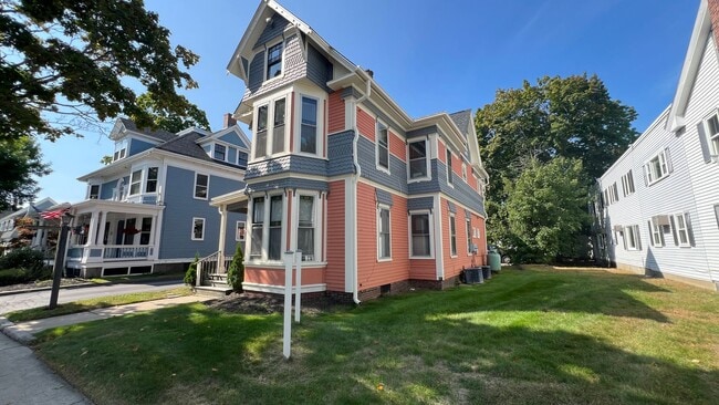 36 Wakefield St in Rochester, NH - Foto de edificio - Building Photo