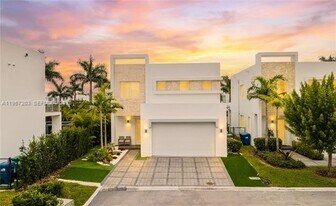 10366 NW 68th Terrace in Doral, FL - Building Photo